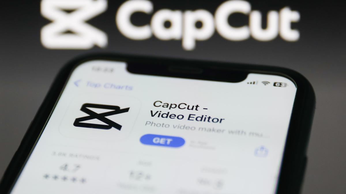 Смартфон с открытым приложением CapCut