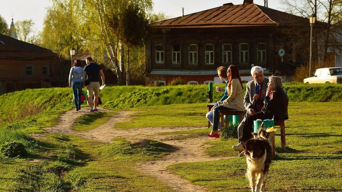 Люди отдыхают в деревне