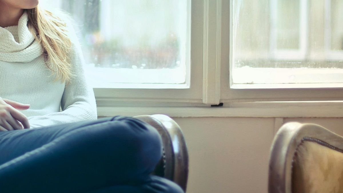 Женщина возле окна