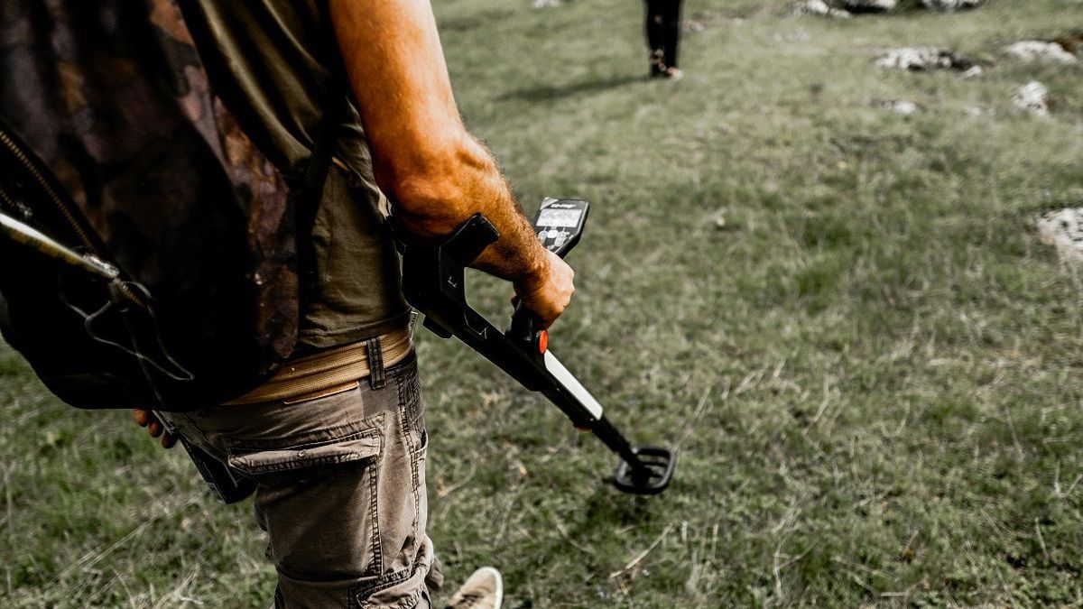 Мужчина с металлоискателем