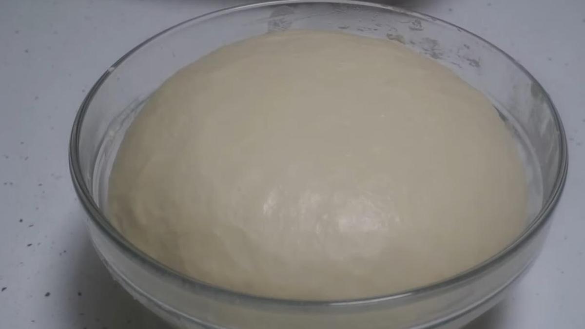 Поднявшеевся дрожжевое тесто в миске