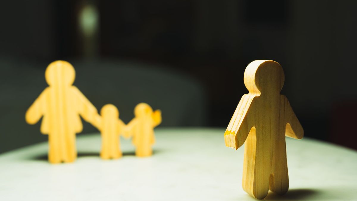 Фигурки, изображающие семью