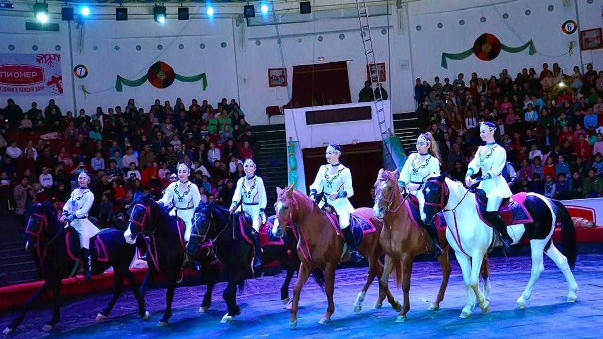 Всадницы выступают на арене цирка Шымкента
