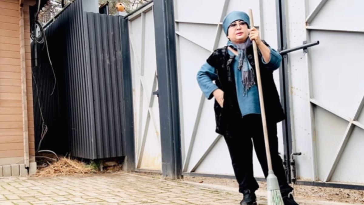 Мақпал Жүнісова ауласын сыпырып жүр Мақпал Жүнісова ауласын сыпырып жүр
