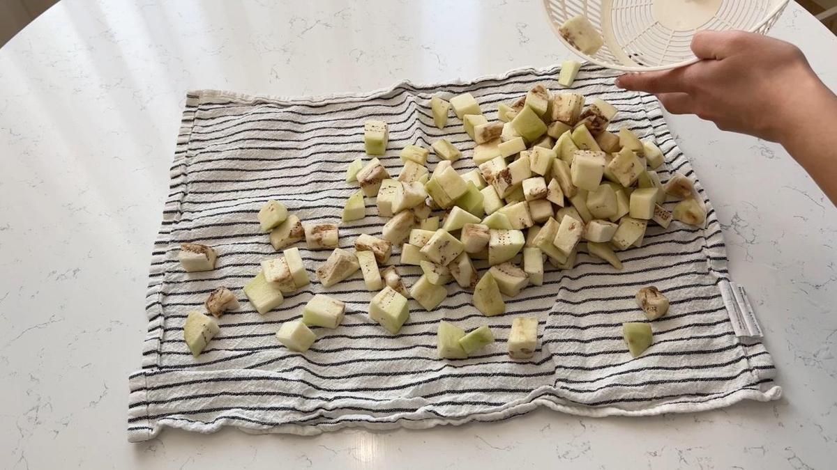 Нарезанные баклажаны на полотенце