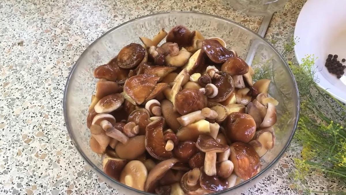 Подготовленные к маринованию грибы