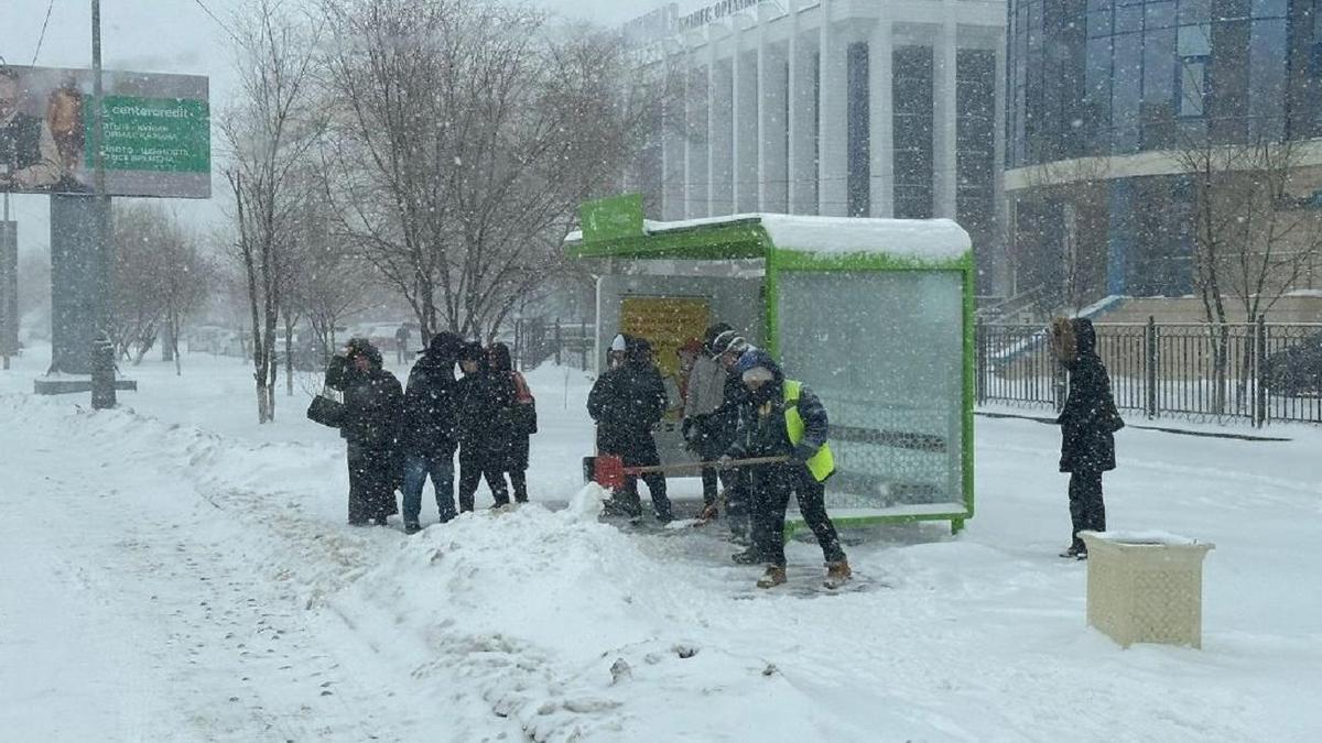 Снегопад обрушился на Атырау