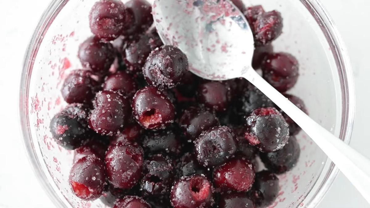 В стеклянной пиале вишня с сахаром