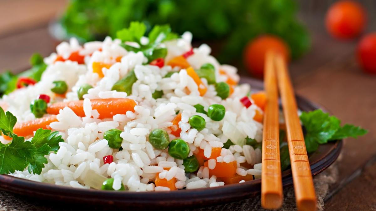 Как приготовить рис с овощами на сковороде: простой и вкусный рецепт | Название сайта