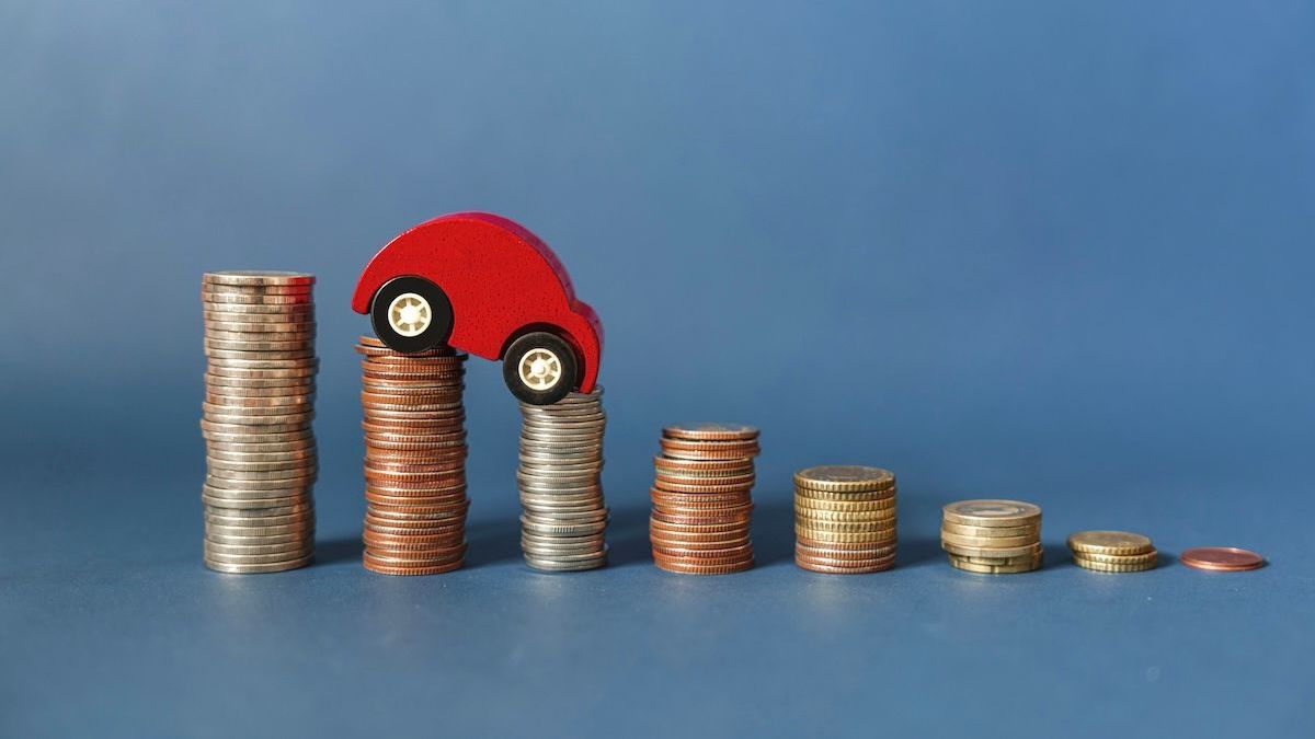 Фигурка авто скатывается со столбика монет