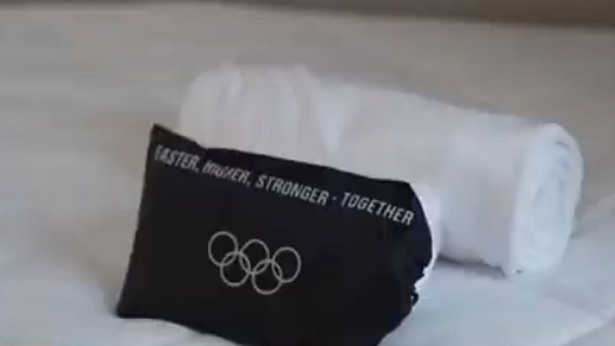 Принадлежности на кровати спортсменов