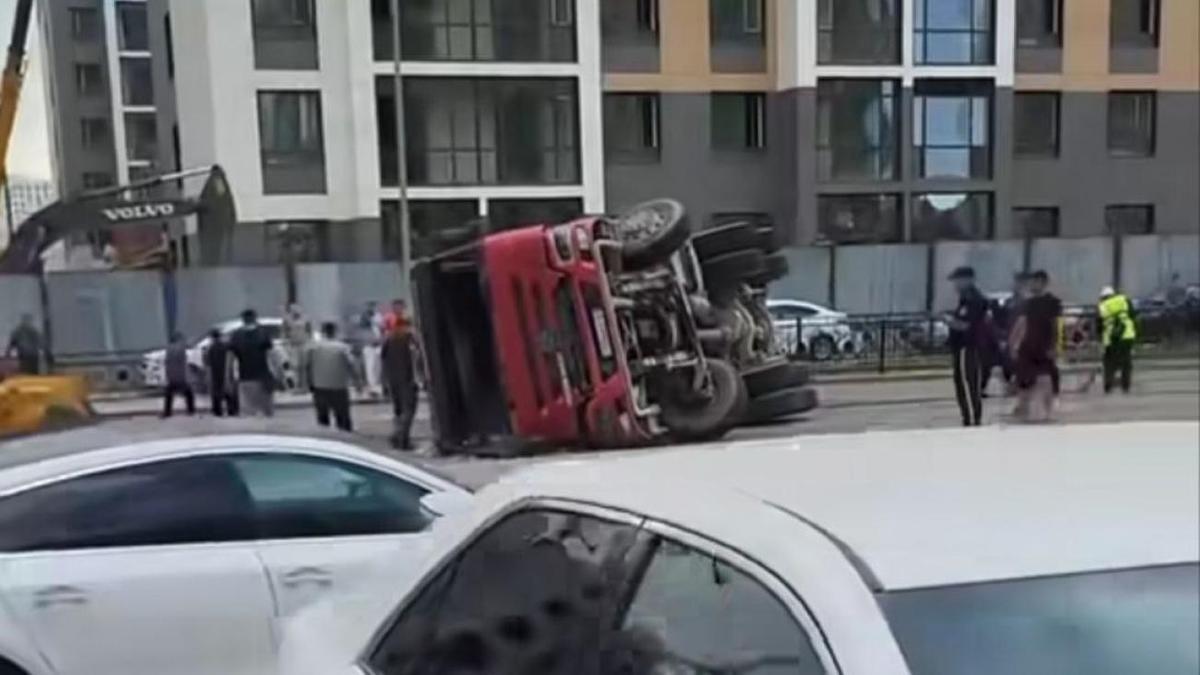 Грузовик перевернулся в Астане