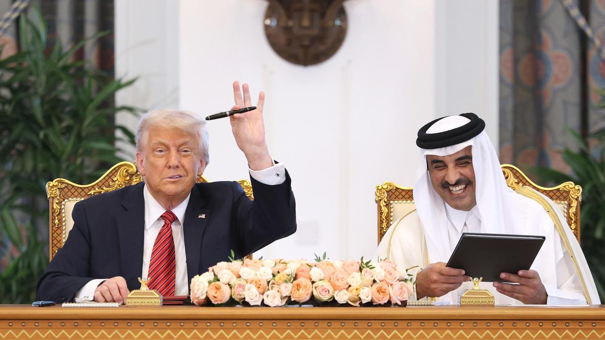 Дональд Трамп во время подписания сделки в Катаре Дональд Трамп во время подписания сделки в Катаре