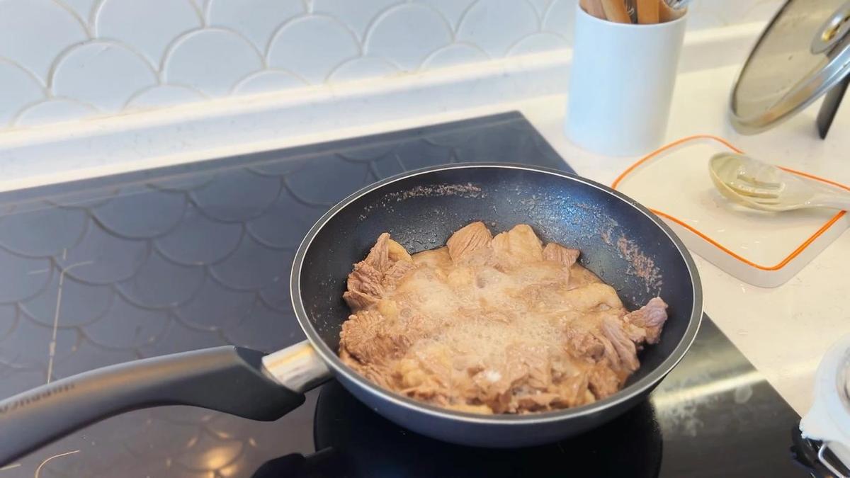 Мясо обжаривают на сковороде