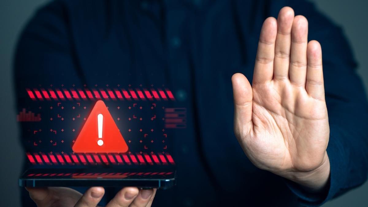 Мужчина держит смартфон в руках Мужчина держит смартфон в руках
