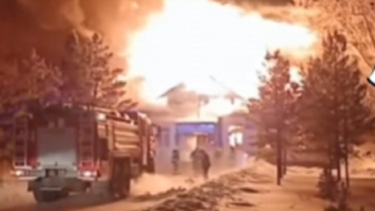 Пожарные тушат пожар Пожарные тушат пожар