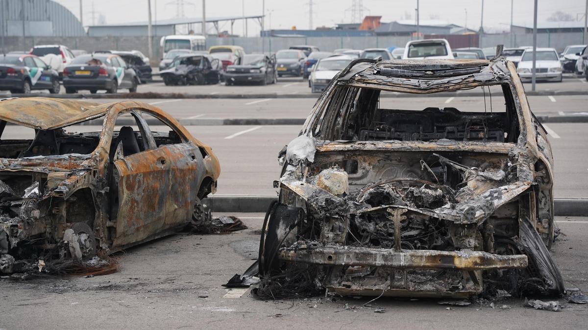 Сгоревшие во время январских беспорядков автомобили