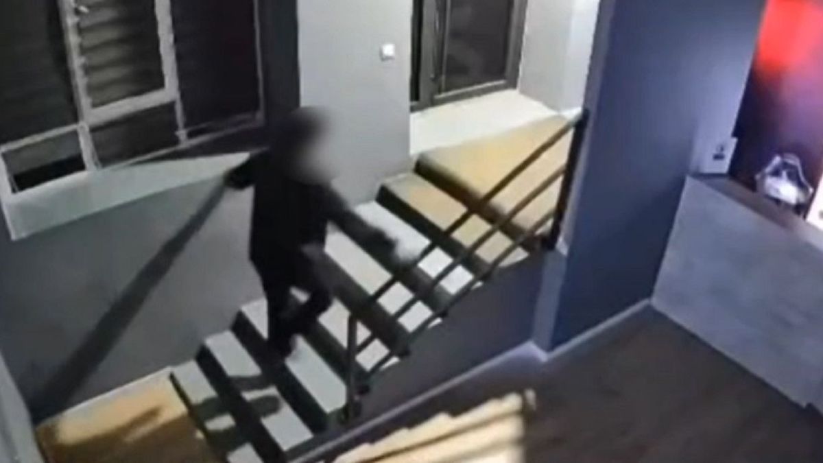 Мужчина поднимается в компьютерный клуб