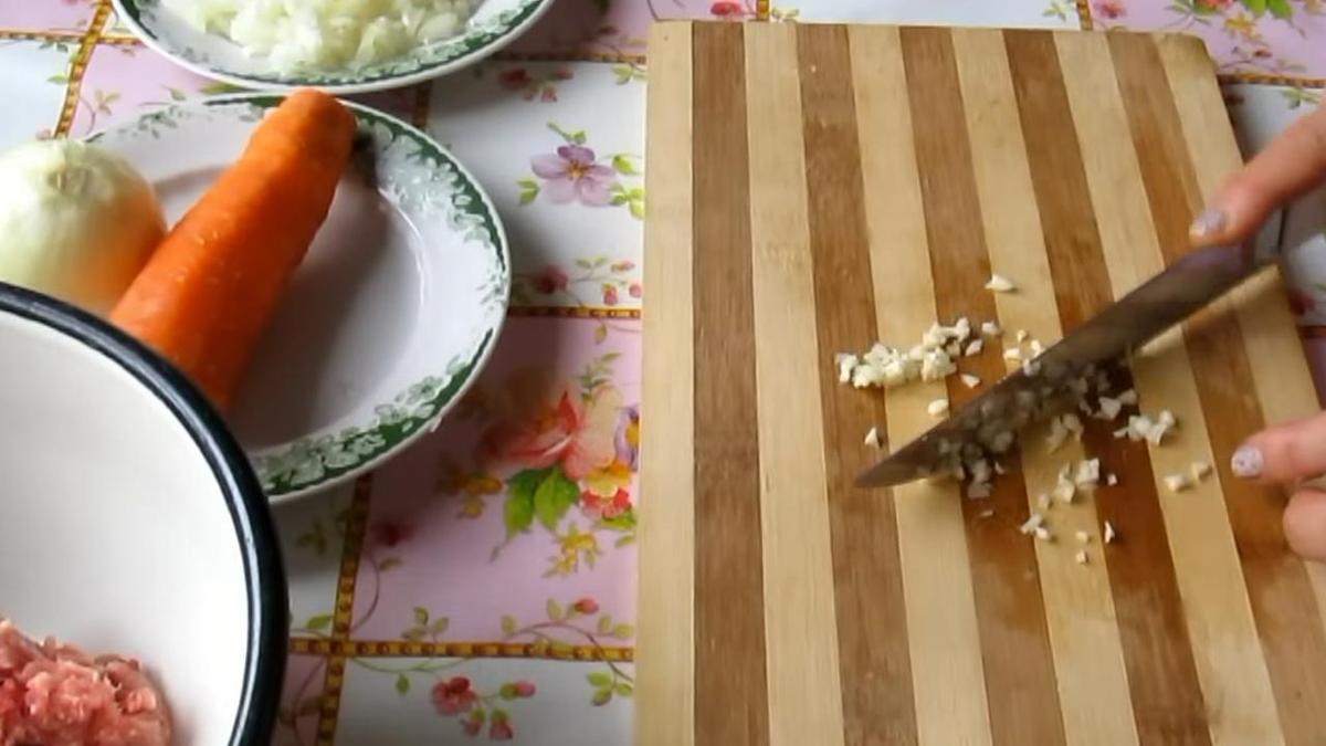 На разделочной доске чеснок