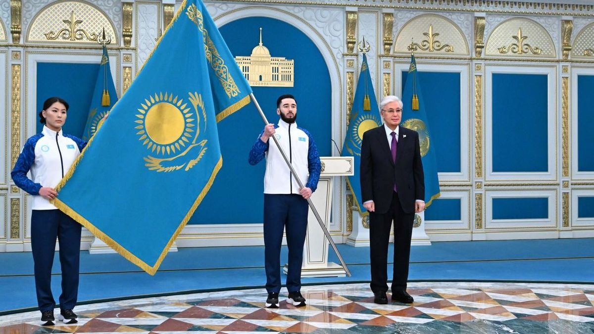 Токаев передал флаг страны олимпийцам.