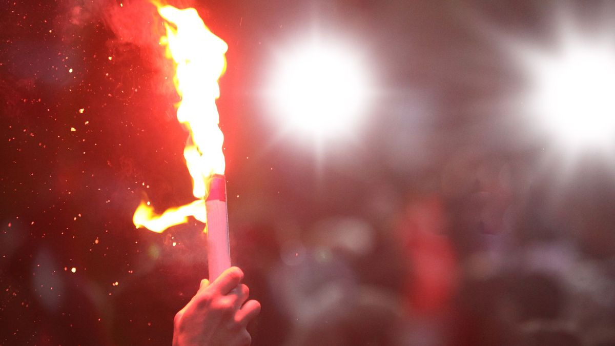 Мужчина держит фейерверк