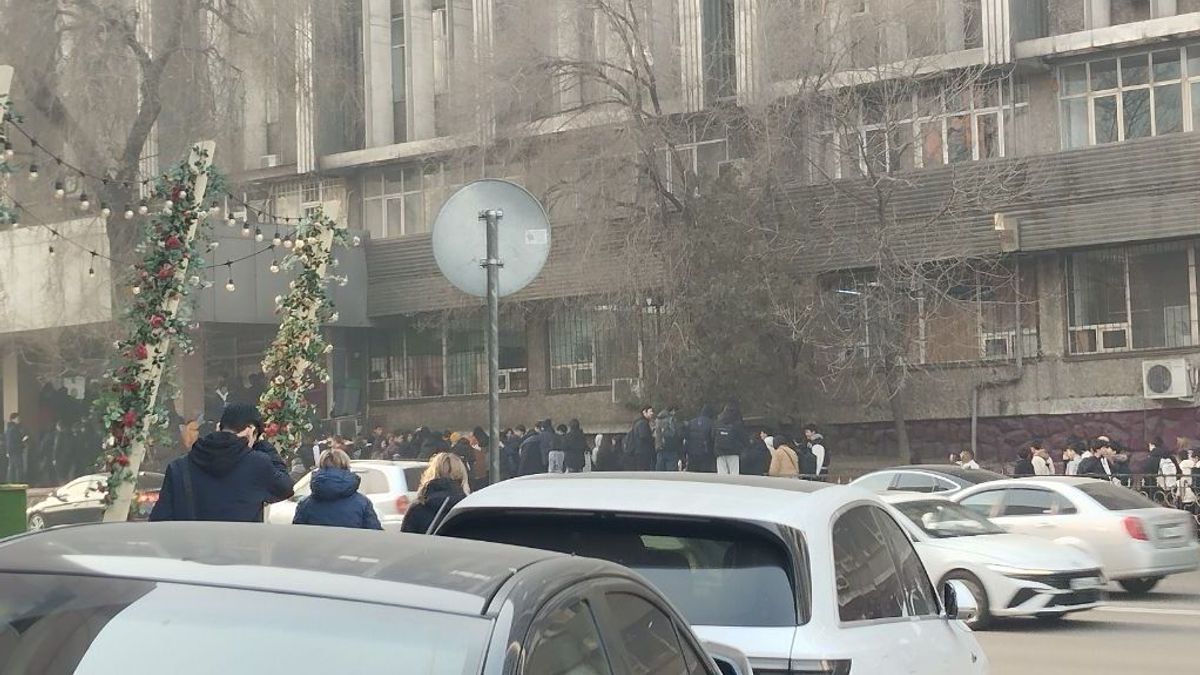 Эвакуированные жители Алматы после землетрясения