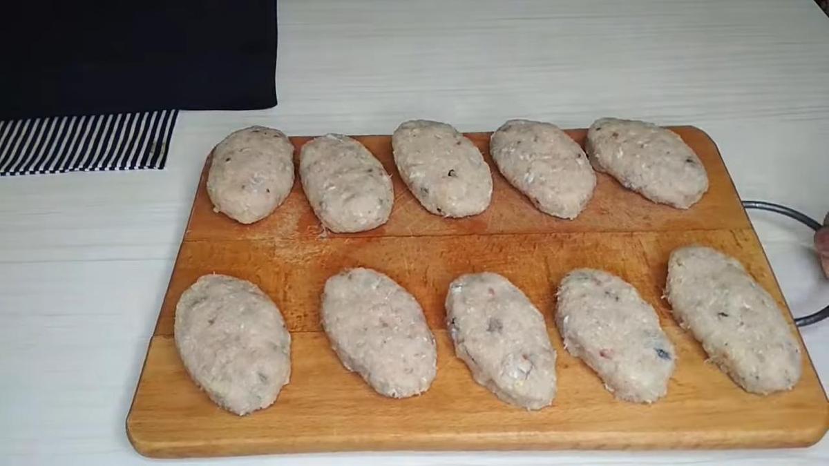Заготовки рыбных котлет на разделочной доске