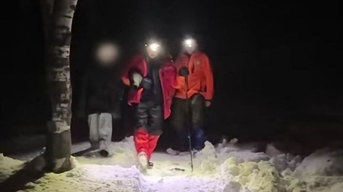 Спасатели помогают женщине с ребенком