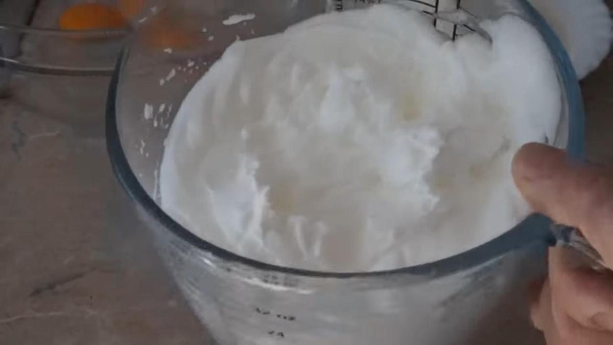 Взбитые белки в чаше