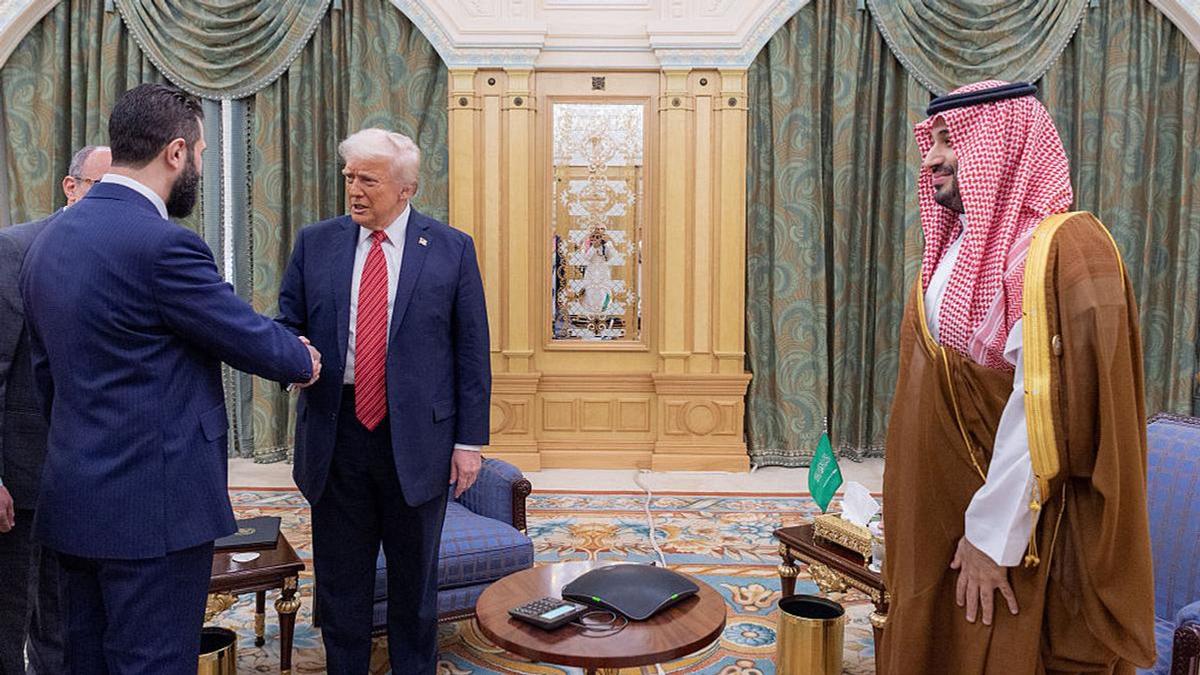 Дональд Трамп, Ахмед аш-Шараа и Мохаммед бин Салман Дональд Трамп, Ахмед аш-Шараа и Мохаммед бин Салман