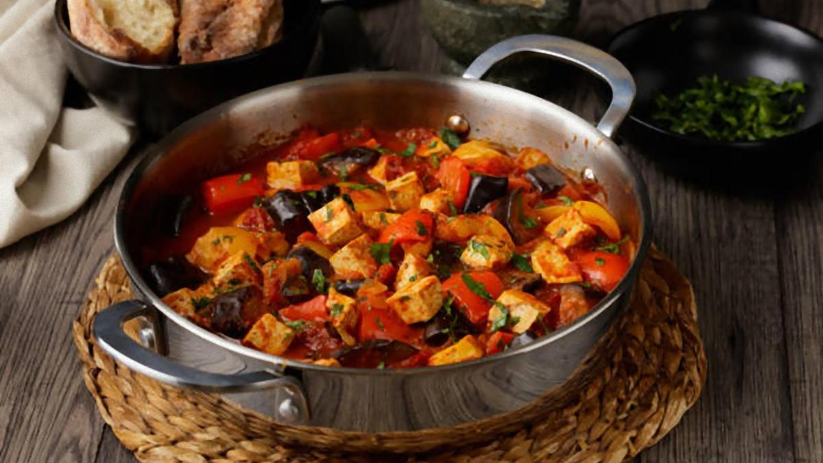 Рагу из баклажанов с овощами в кастрюле. Рагу из баклажанов с овощами в кастрюле
