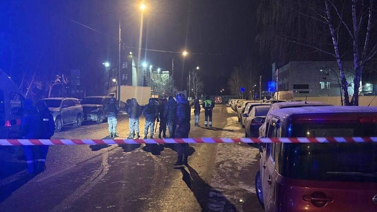 Место взрыва автомобиля ДПС в Москве