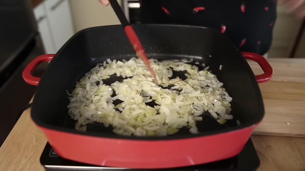 Лук перемешивают в сковороде