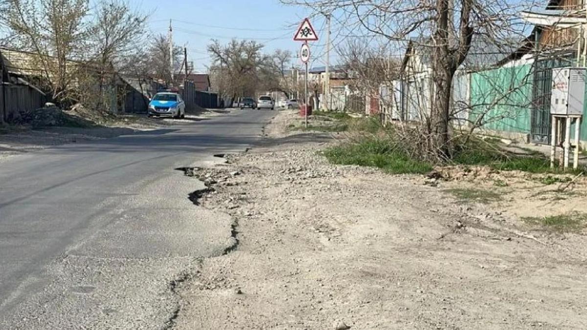 Жолдың шетінде полиция көлігі тұр Жолдың шетінде полиция көлігі тұр