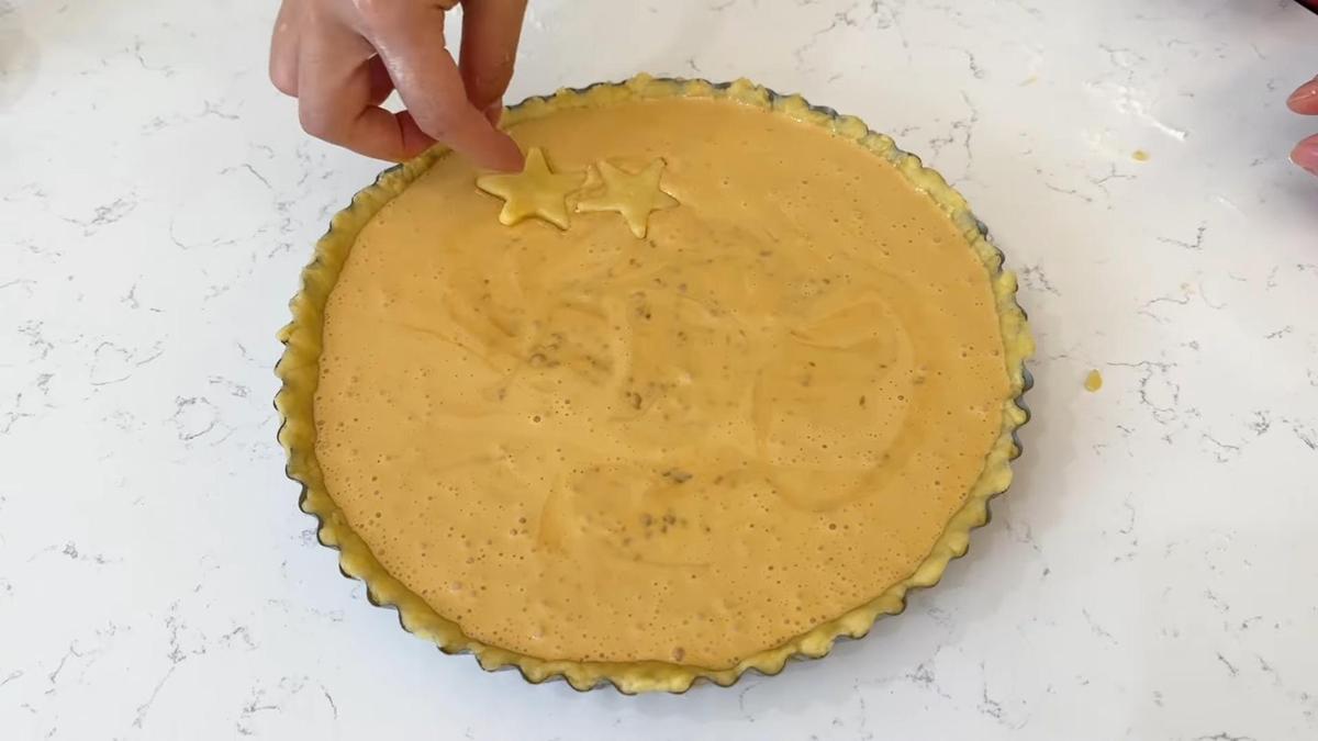 Заготовка карамельного пирога в форме для выпечки