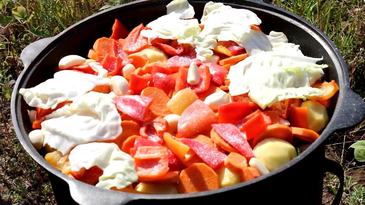 Картофель, перец, капуста в казане с мясом