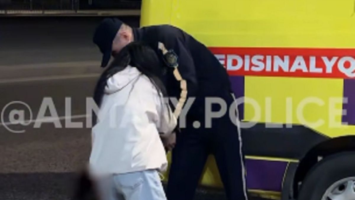 Полицейский пытается разнять дерущихся