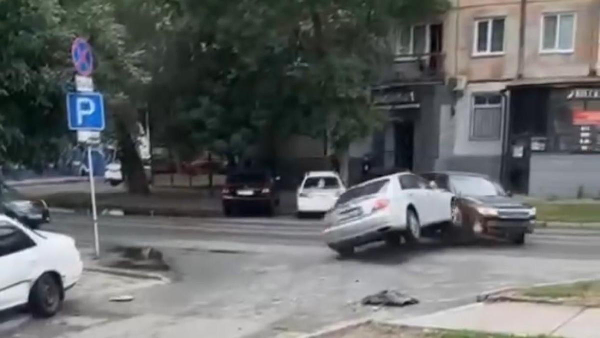Водитель вытолкнул другую машину на дорогу Водитель вытолкнул другую машину на дорогу