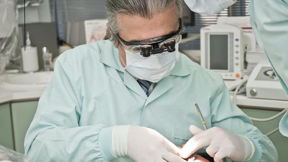 Түс емдеп жатқан дәрігер