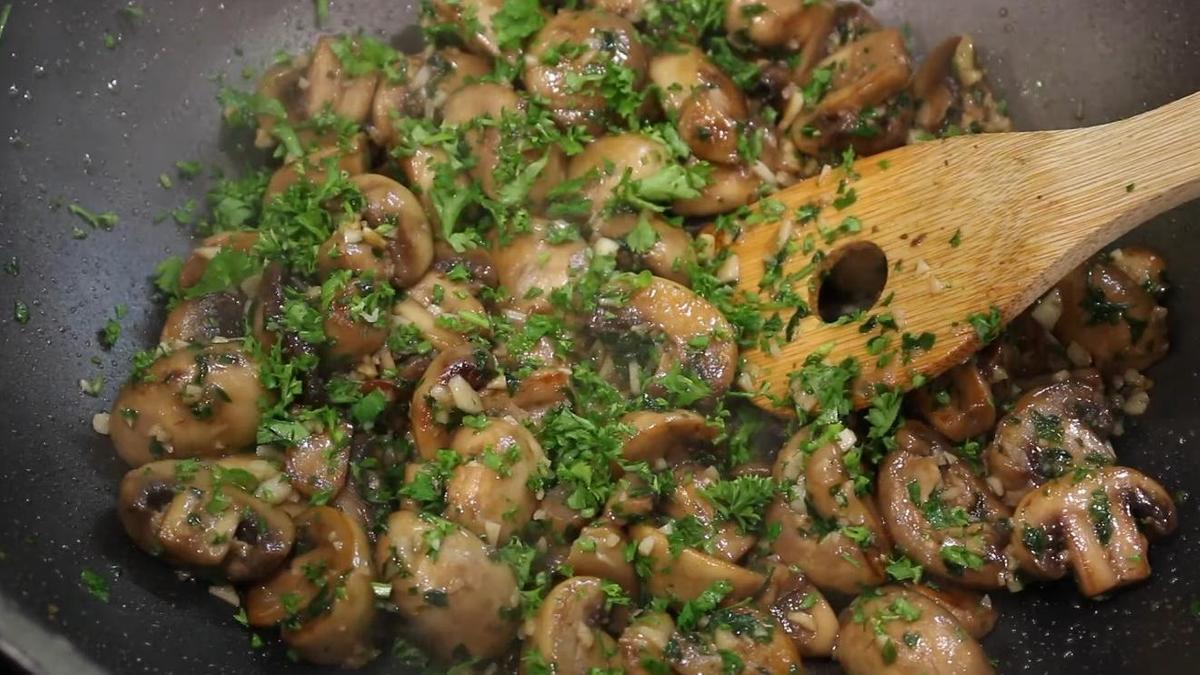 Добавление петрушки в грибы