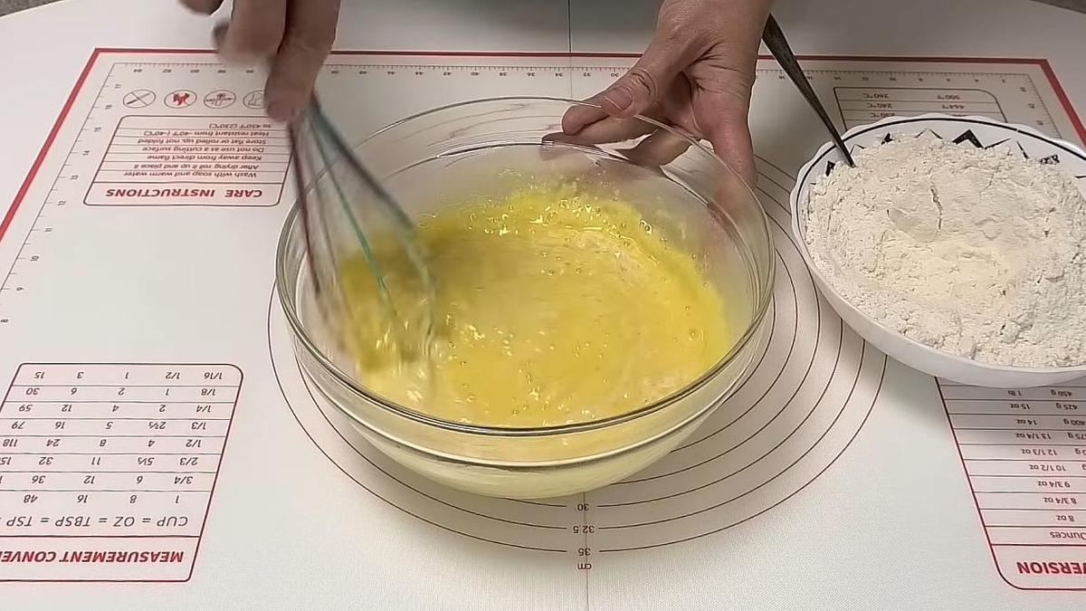 Смешивание опары со сдобной массой