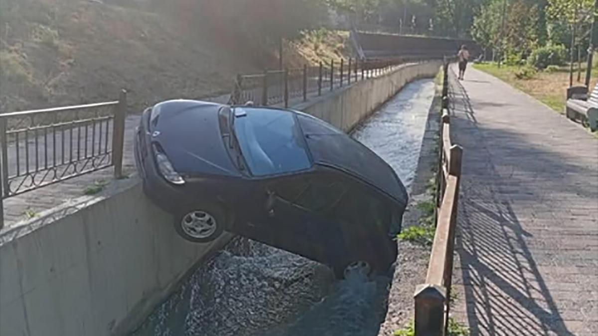 Машина упала в реку