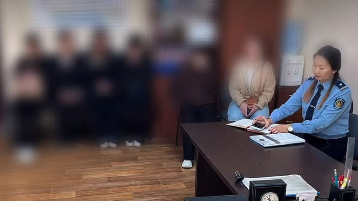 Девушки с родителями в полиции