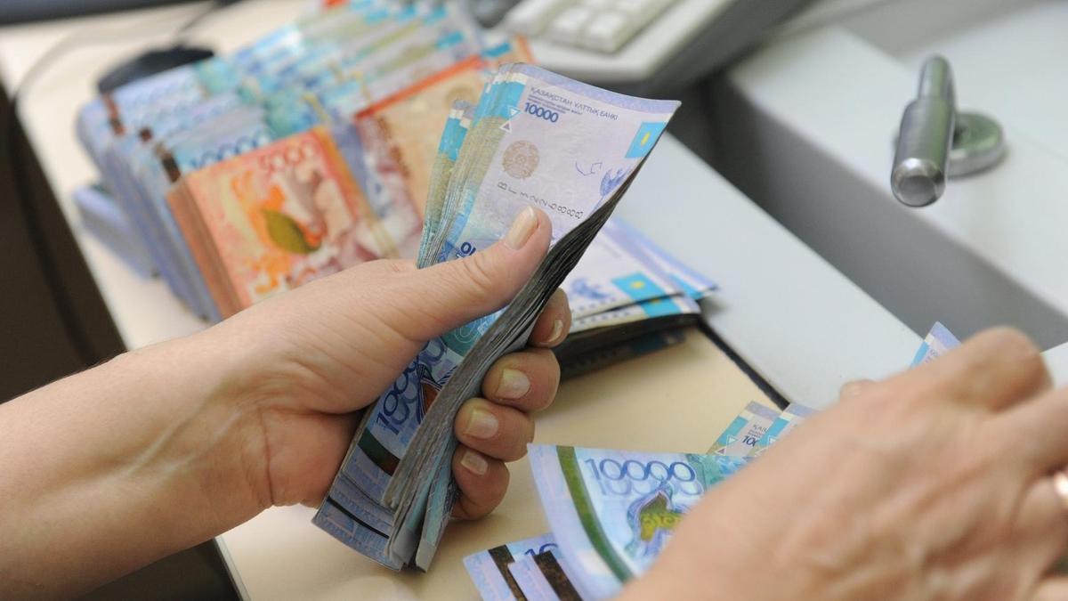 Кассир ақша есептеп отыр Кассир ақша есептеп отыр