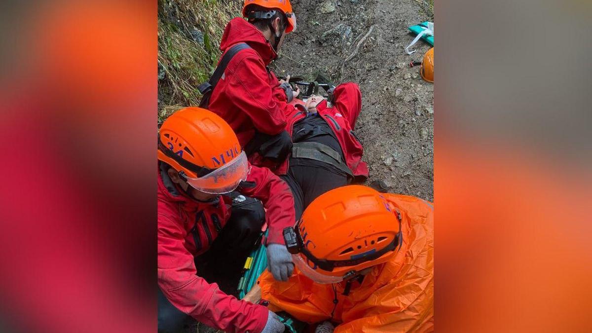 Спасатели и пострадавшая