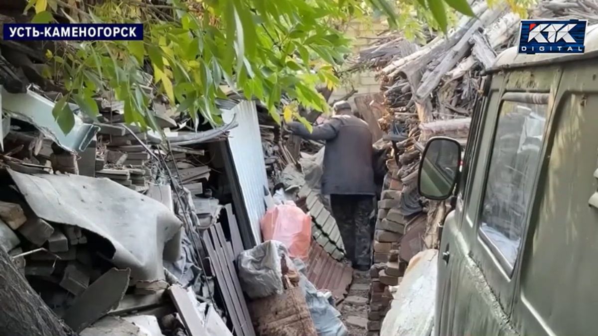 Мусор во дворе частного дома