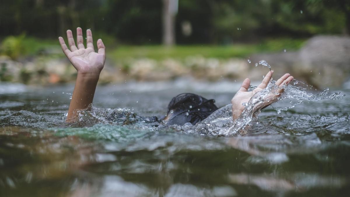 Ребенок тонет