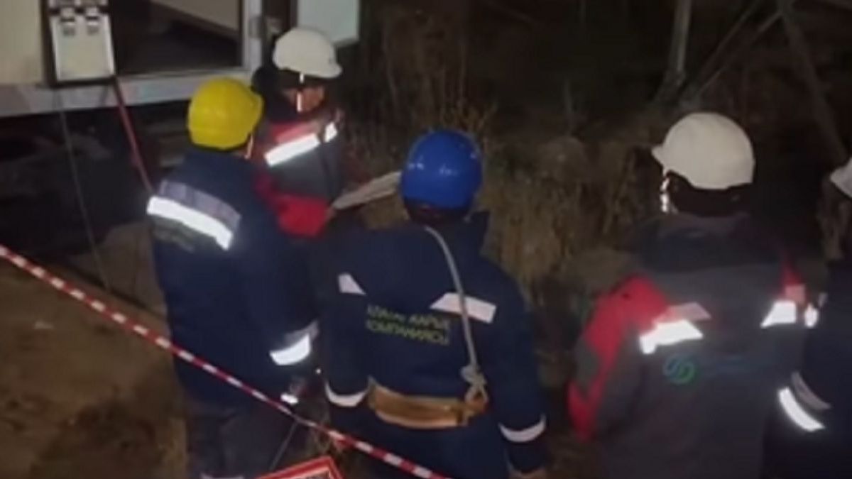 Работники на месте аварии в Алатауском районе