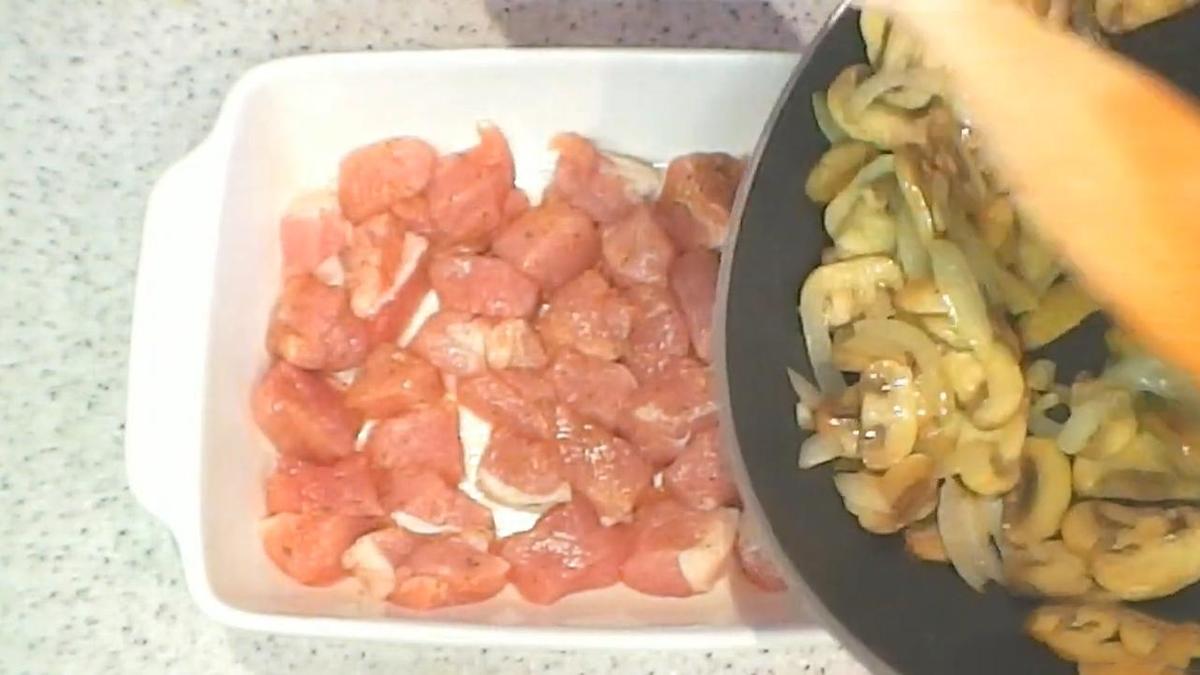 Обжаренные грибы со сковороды добавляют в форму с мясом