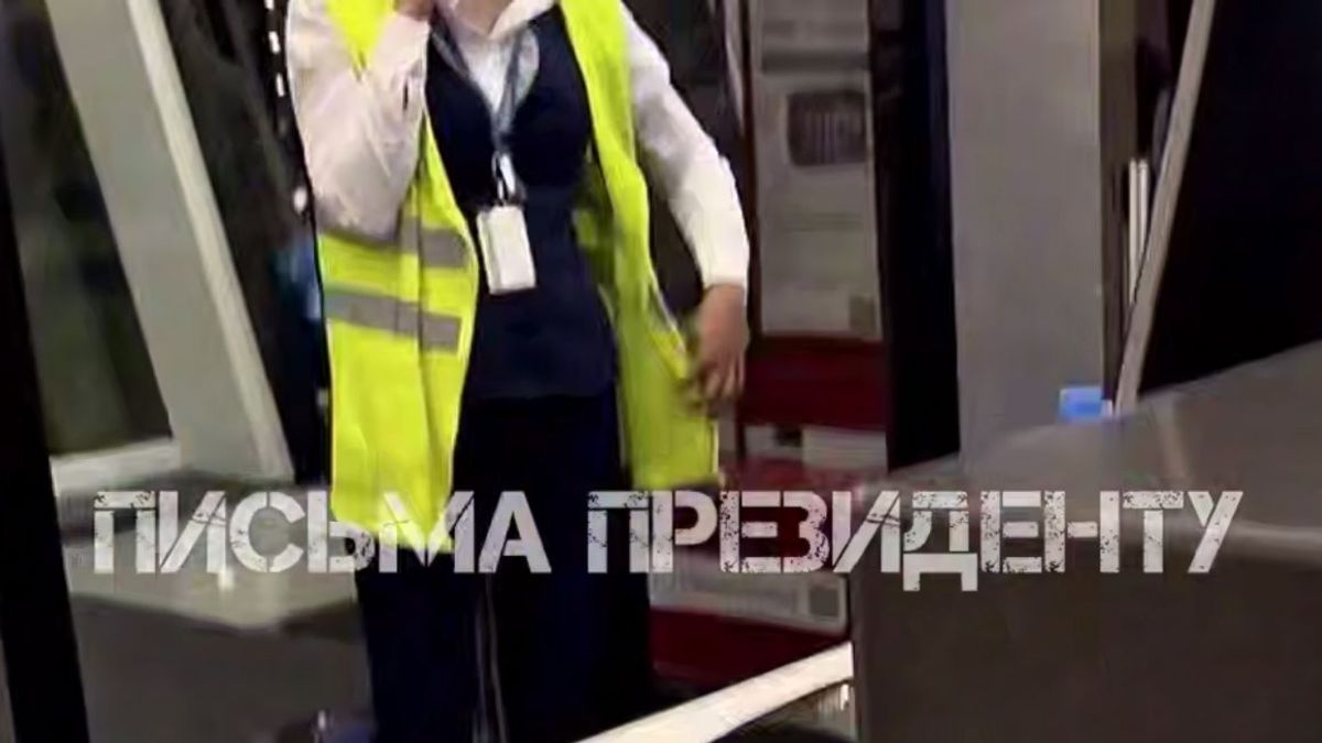 Сотрудница авиакомпании